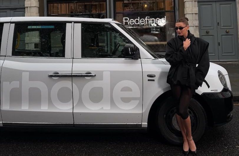 En plein automne, Hailey Bieber fait revivre cet accessoire que l’on croyait réservé à l’été