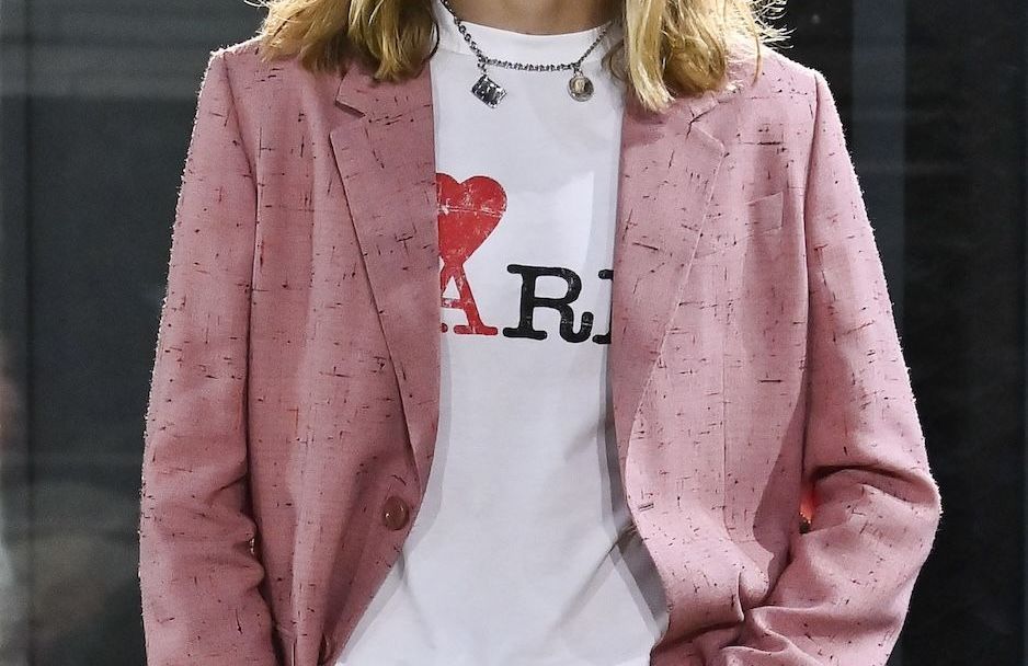 Ce t-shirt de touriste aperçu au défilé Ami pourrait bien devenir l’uniforme de l’été