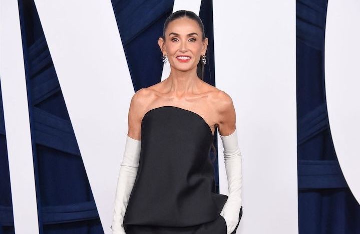 Demi Moore dévoile avec humour les coulisses de son look glamour et la difficulté d’enfiler ses gants d’opéra