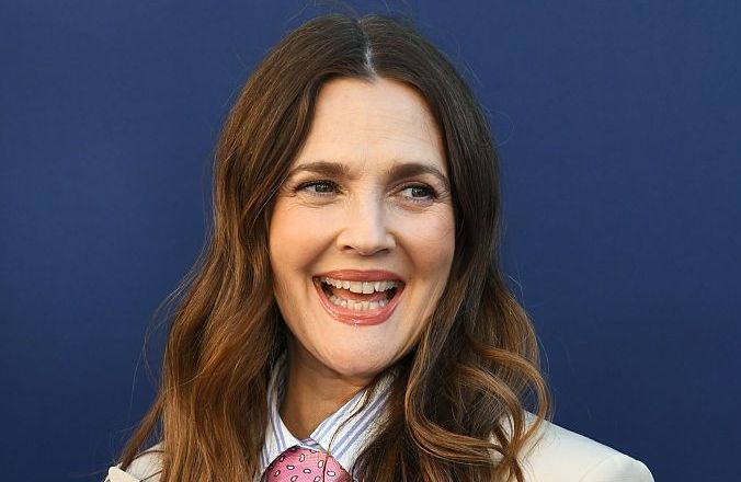 À 51 ans, Drew Barrymore célèbre ses rides dans une vidéo sans filtre