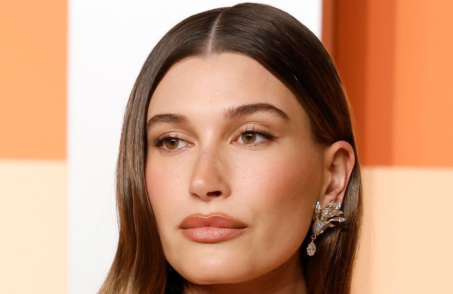 Hailey Bieber confirme le retour de cette teinte de rouge à lèvres que l’on pensait oubliée