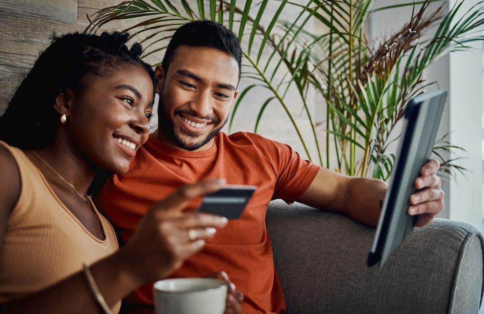 Qu’est-ce que la « théorie du canapé » pour trouver l’amour, et comment l’appliquer ?