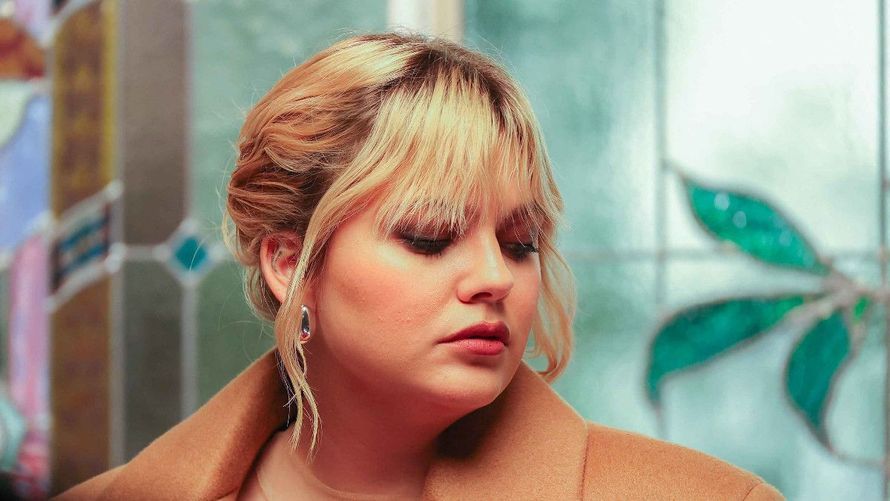 "Ma pauvre mère…" : Louane revient sur son enfance difficile, atteinte d’une maladie que certains "ne supportaient pas"