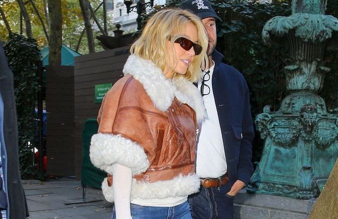 Sydney Sweeney adopte l’indispensable de l’automne : une veste aviateur en shearling signée de cette marque française qui monte