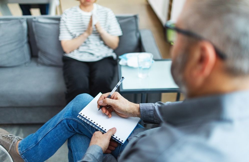Sous influence : mariée à son psychiatre, elle dénonce une « emprise mentale, affective et médicamenteuse »