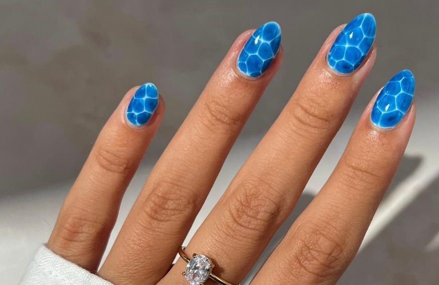 « Pool Water Nails » : la manucure couleur piscine qu’on verra partout cet été
