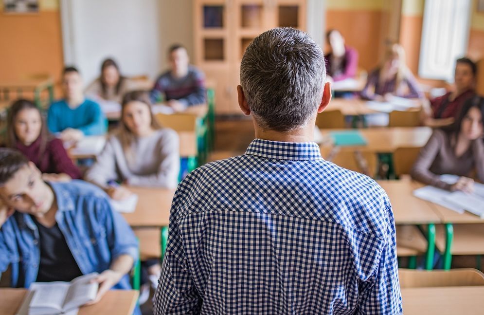 Propos grossophobes, sexistes, transphobes… Des élèves humiliés par un professeur d’histoire-géo