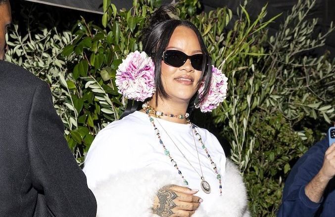 À Paris, Rihanna adopte déjà les boucles d’oreilles XXL qui ont fait sensation au défilé haute couture de Dior