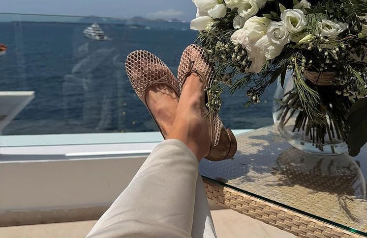 Nicole Kidman succombe à son tour aux ballerines controversées de la saison