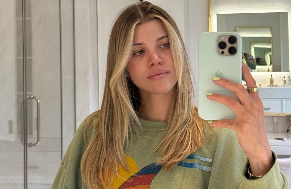 En annonçant sa deuxième grossesse, Sofia Richie Grainge modernise ce chignon de maman débordée