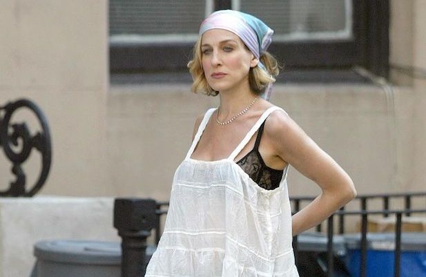 Repéré sur Carrie Bradshaw, ce top romantique joue l’accord parfait avec nos pantalons capri cette saison