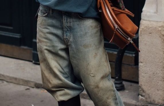 Vêtements jaunis par le temps, accessoires usés : et si l’imperfection devenait le nouveau luxe ?