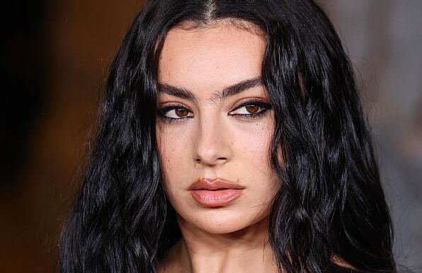 Botox, comblements, polynucléotides : Charli XCX se confie sur ses interventions esthétiques