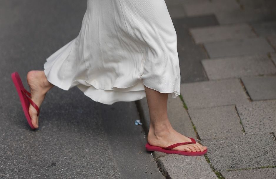 Cette saison, les Parisiennes ne jureront que par cette sandale simple et colorée