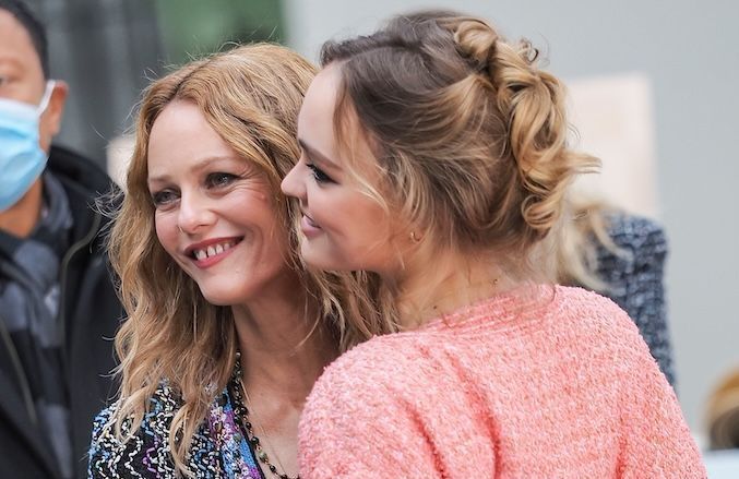 Vanessa Paradis et Lily-Rose Depp : les éternelles muses de Chanel se retrouvent au premier défilé de Matthieu Blazy