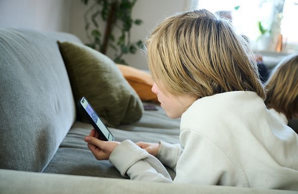 Bannir les moins de 15 ans des réseaux sociaux : pourquoi cette idée d’Emmanuel Macron est controversée