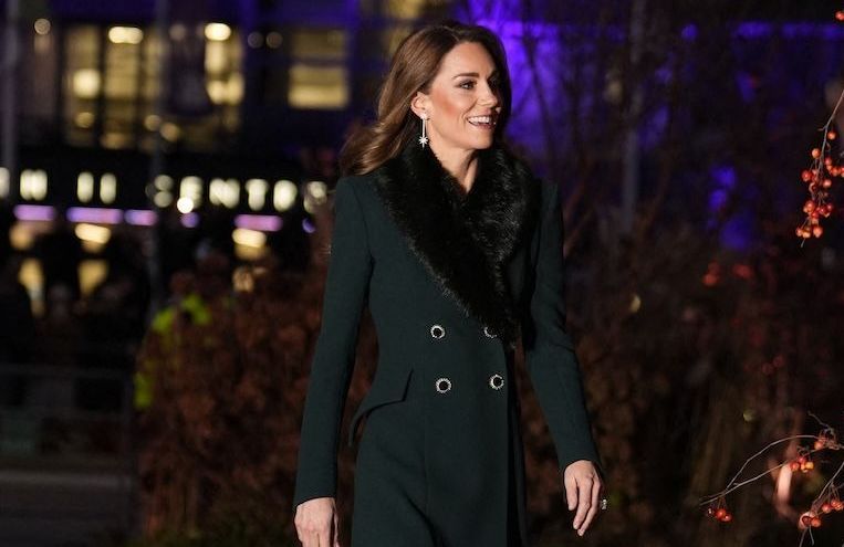 En robe-manteau vert sapin, Kate Middleton confirme la couleur tendance pour sublimer un look de fête