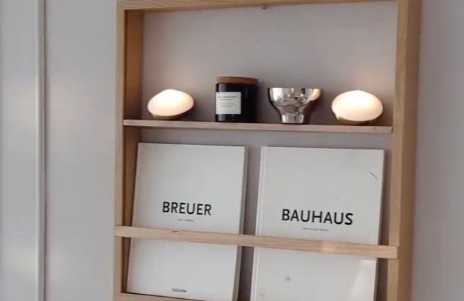IKEA Hack : un cadre photo transformé en porte-revues.