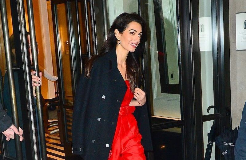 Doit-on se réconcilier avec la combinaison ? Amal Clooney mise sur cette pièce que l’on avait oubliée