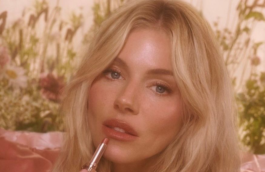 Best-of beauté : Sienna Miller, nouvelle muse Charlotte Tilbury, les pops-up beauté du moment