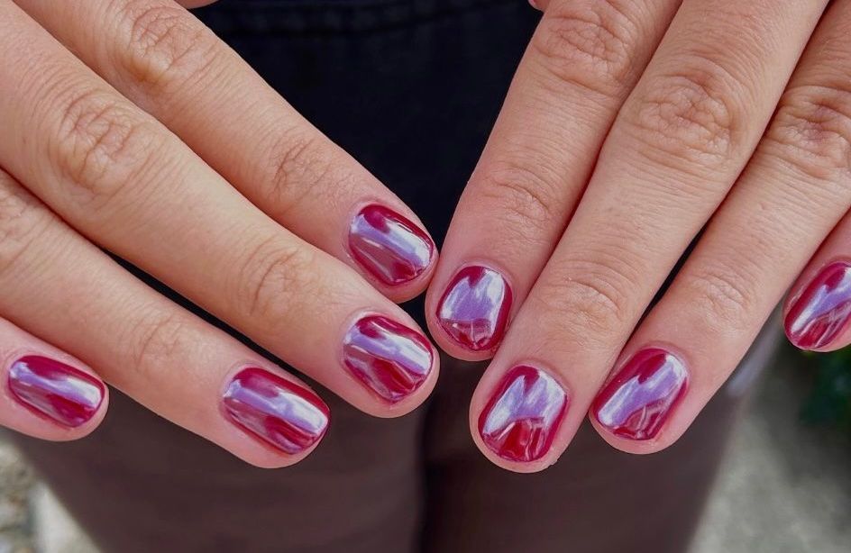 La manucure « framboise givrée » est celle que l’on va porter tout l’hiver
