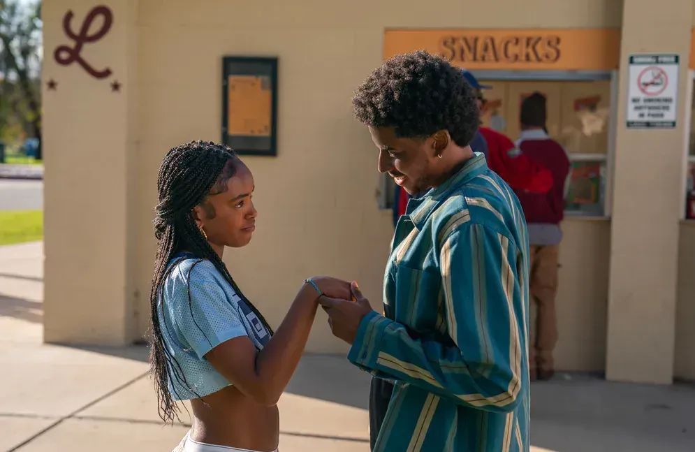 « Pour toujours » : cette nouvelle série Netflix adaptée d’un roman interdit aux États-Unis