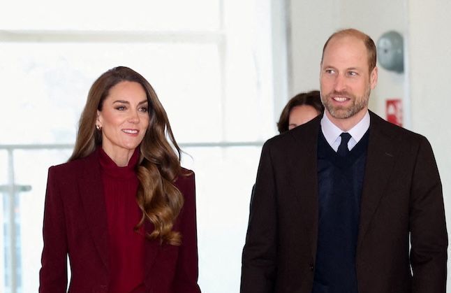 A Londres, Kate Middleton ose le rouge sur le rouge (et ça marche à la perfection)