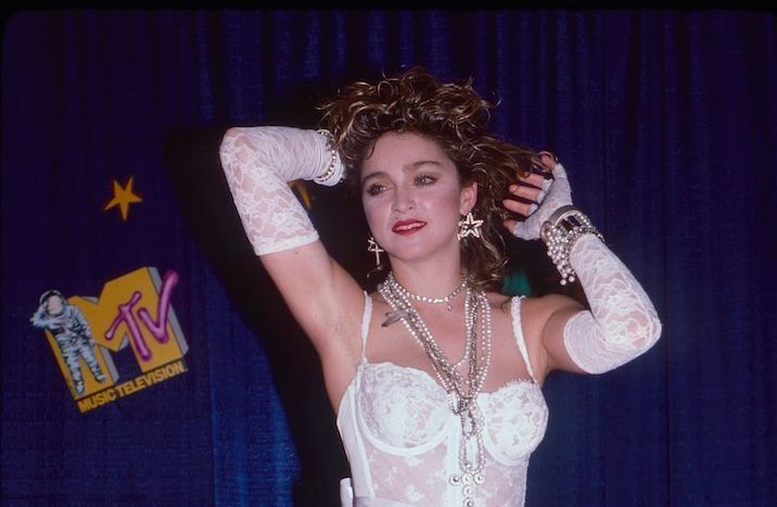 Madonna redonne vie à son look culte dans « Like a Virgin », quarante ans plus tard