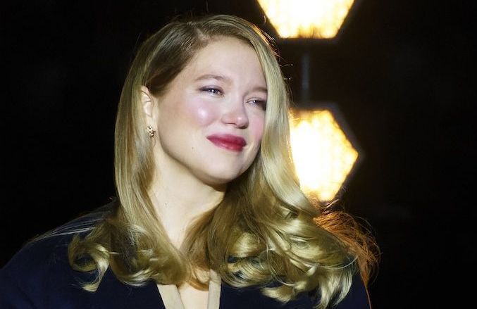 À Paris, Léa Seydoux succombe à son tour au manteau phare de la saison