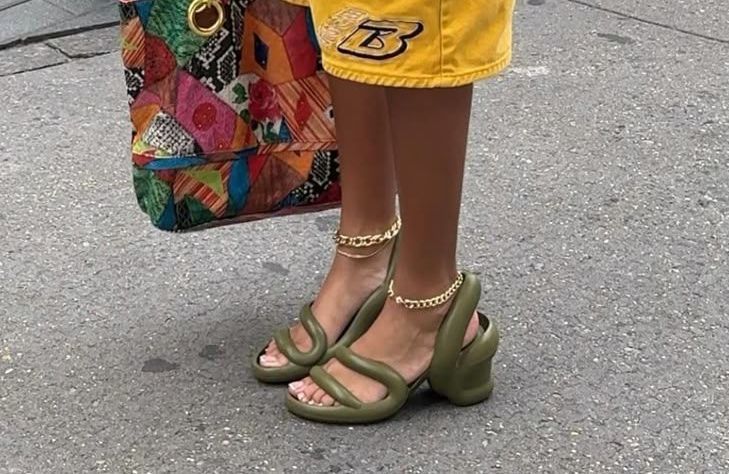 Pourquoi ces sandales au design rétro font craquer toutes les modeuses cet été ?