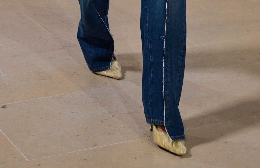 Ce détail repéré sur les podiums va transformer nos bas de pantalon ce printemps