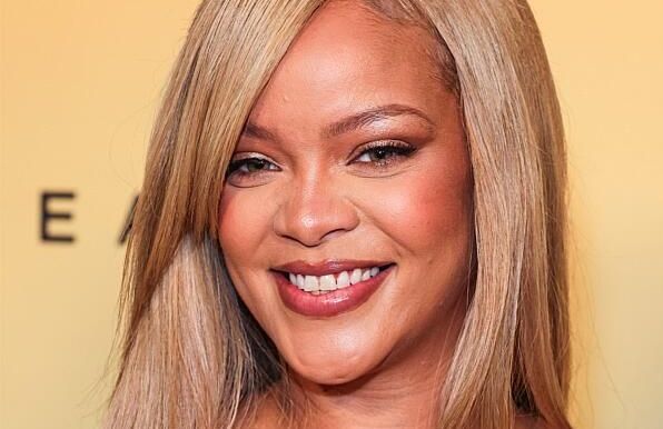 Pour 2025, Rihanna affiche un maquillage des plus glamour