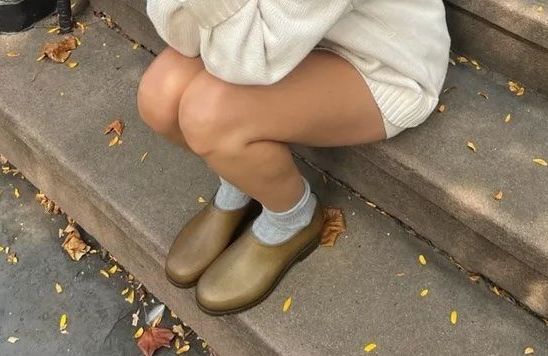 Confortables et audacieuses, ces drôles de chaussures remplacent nos mules de saison