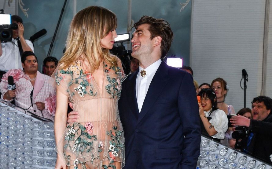 Robert Pattinson devient papa pour la première fois à 37 ans : qui est Suki Waterhouse, sa compagne plus jeune ?