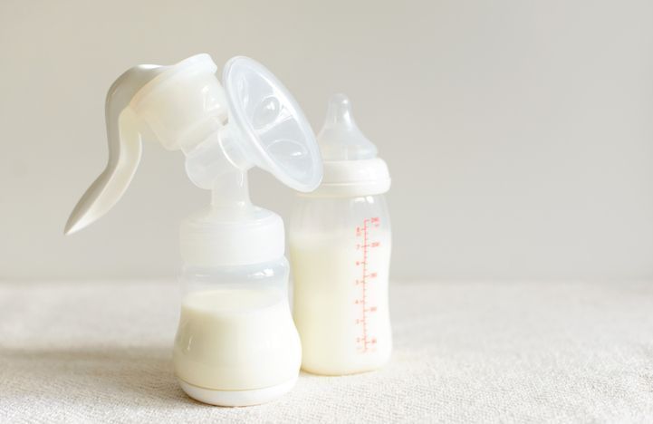 Allaitement : les dérives anxiogènes de la tendance #Pumptok, qui culpabilise et favorise la compétition entre jeunes mères