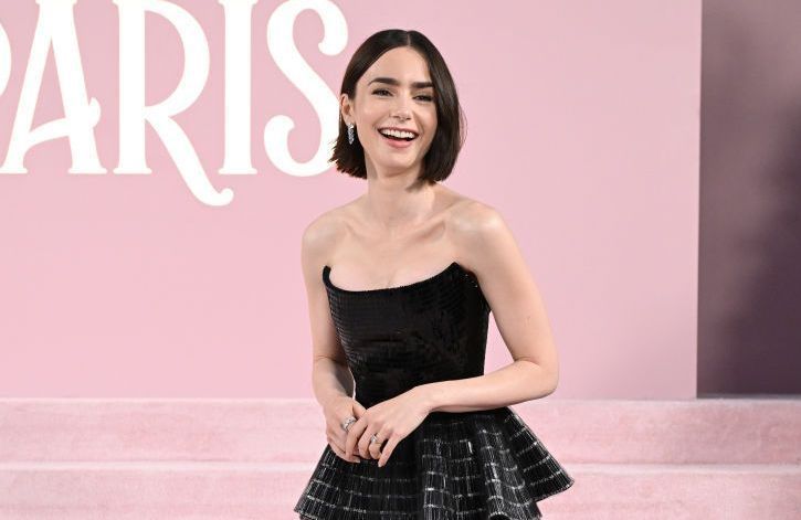 Lily Collins : Tout en brillance et en top peplum, elle fait sensation à la première d’« Emily in Paris »
