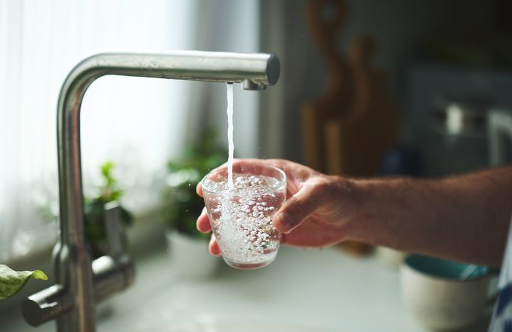 « Du marketing pur et simple » : En plein été, des pastilles surfent sur les mythes autour de l'hydratation