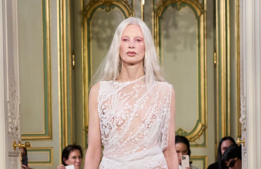 Cheveux blancs et sourcils rasés : qui est Kristen McMenamy, le mannequin de 61 ans qui a transcendé la Fashion Week Haute Couture ?