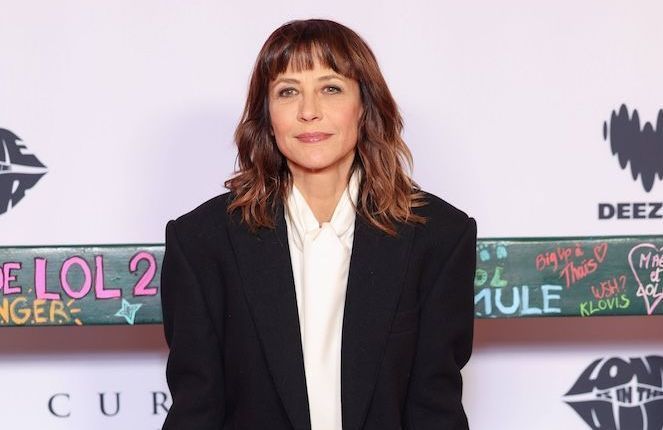 À l’avant-première de « LOL 2.0 », Sophie Marceau prouve que le jean flare est le secret d’une tenue effortless-chic cet hiver