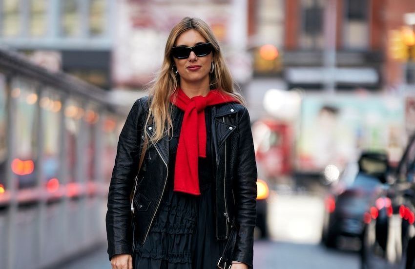 L’effet pull rouge : la tendance aperçue sur toutes les férues de mode cette saison