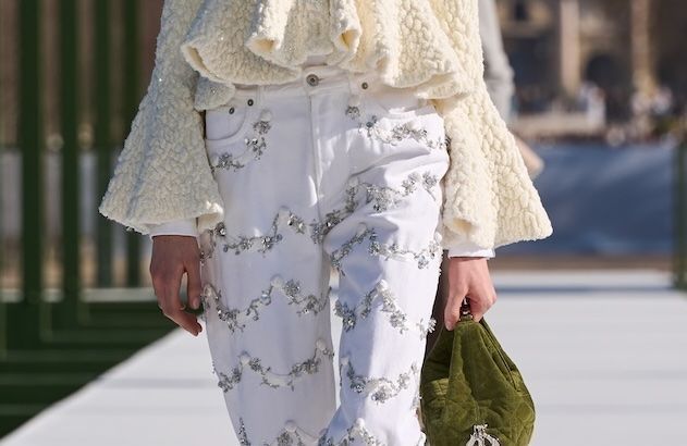 Selon le défilé Dior, voici le jean incontournable que l’on portera toutes l’hiver prochain