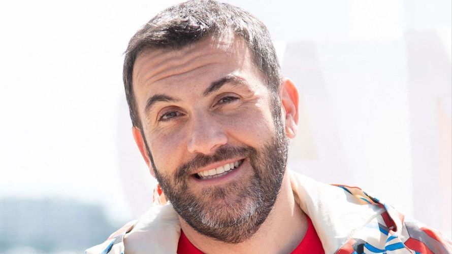 "Fou d'elle", Laurent Ournac révèle être tombé amoureux de Jennifer Lauret, sa partenaire dans la série "Camping Paradis"