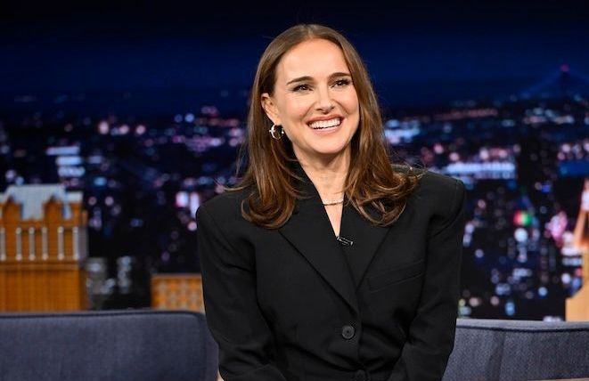 Robe blazer noire, collants et escarpins assortis : Natalie Portman dépoussière le style rétro-chic