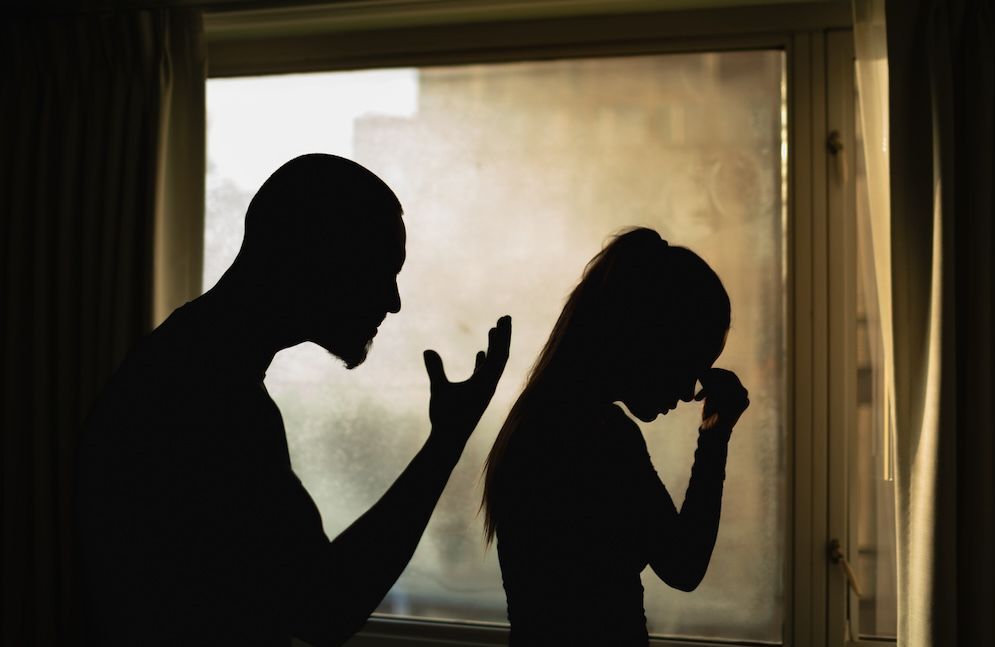 Trois féminicides en une semaine : pourquoi l'été est la saison noire pour les violences conjugales