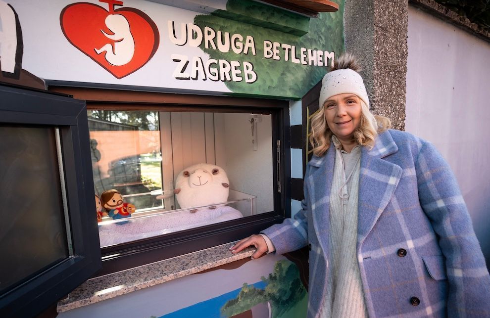 Qu'est-ce que cette « boîte à bébé » qui relance, un peu partout en Europe, la lutte pour le droit à l’IVG ?