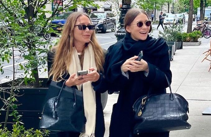 À New York, Ashley et Mary-Kate Olsen font une rare apparition et rappellent pourquoi elles sont les icônes du quiet luxury