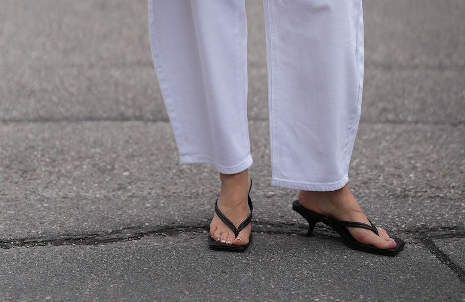Tongs + jean : l’association cool et décontractée repérée chez les célébrités, que l’on va adorer porter ce printemps