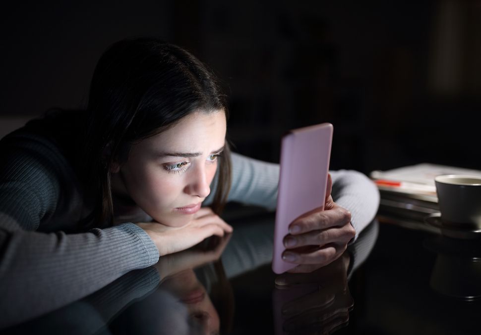 Réseaux sociaux : la santé mentale des jeunes filles affectée plus tôt que celle des garçons ?
