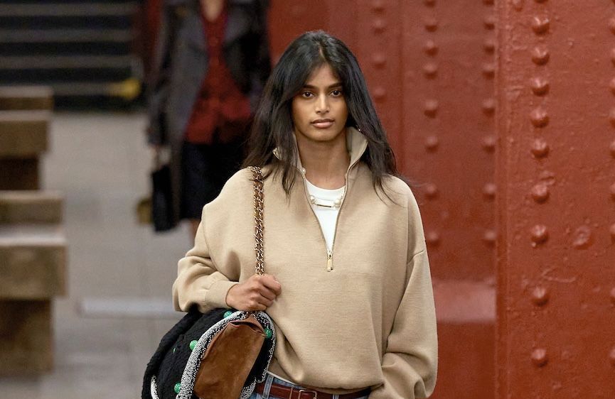 Qui est Bhavitha Mandava, le mannequin indien découvert dans le métro à New York et devenue la nouvelle révélation du défilé Chanel ?