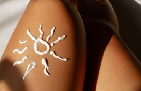 « Sun-tattoo », « burn-lines » ou « tan-lines »: pourquoi ces tendances bronzage sont risquées pour votre peau